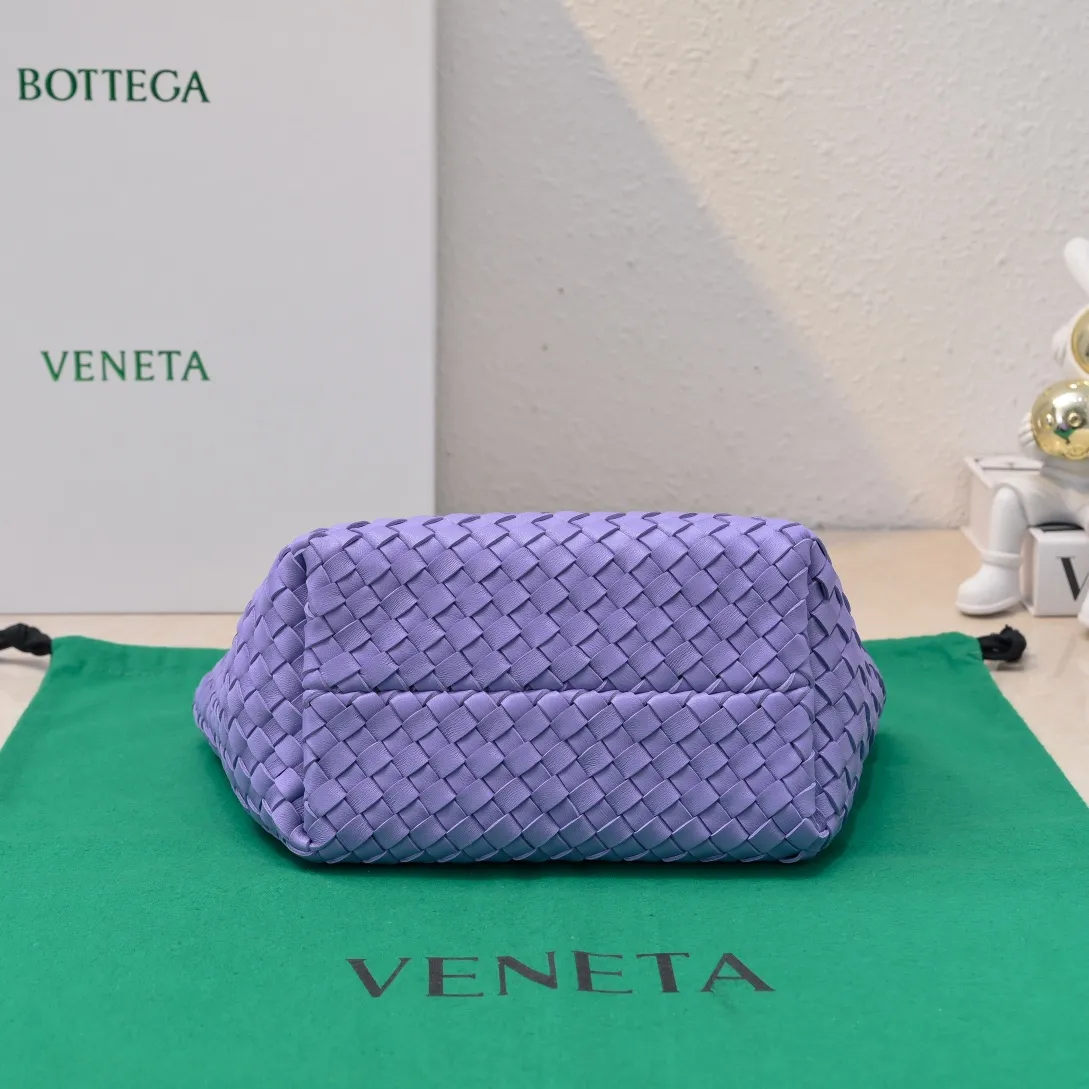 Batch 1560 Hello everyone, I have a new name, it’s called the Cabat woven Mini vegetable basket model ~ it can finally be carried on the shoulder. It is based on the original bag type and adds a shoulder strap and it is detachable! It's equivalent to spending one dollar to buy two bags. As the ace cutie of BV family, I really have no choice but to buy one! This bag of ours is really exactly the same as ZP. You can look big with a small amount of money~ Original sheepskin: size: 20*16*13cm, model: 5211#
